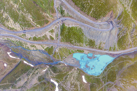 航拍新疆山野公路风景旅游背景图片