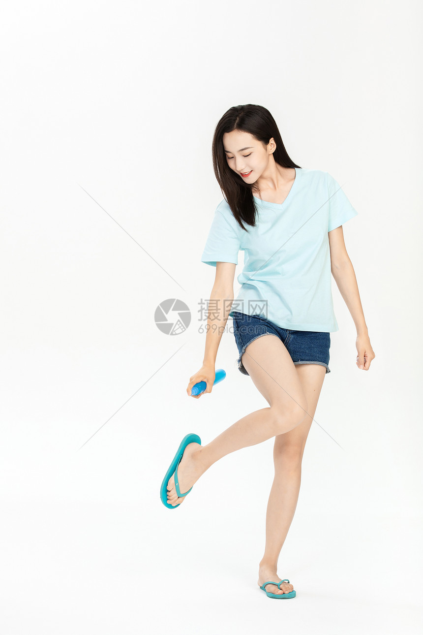 夏日蓝色短袖美女使用花露水图片