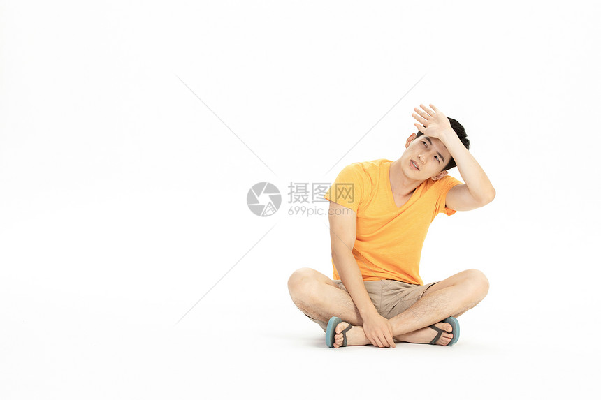 男性夏天炎热不舒服图片