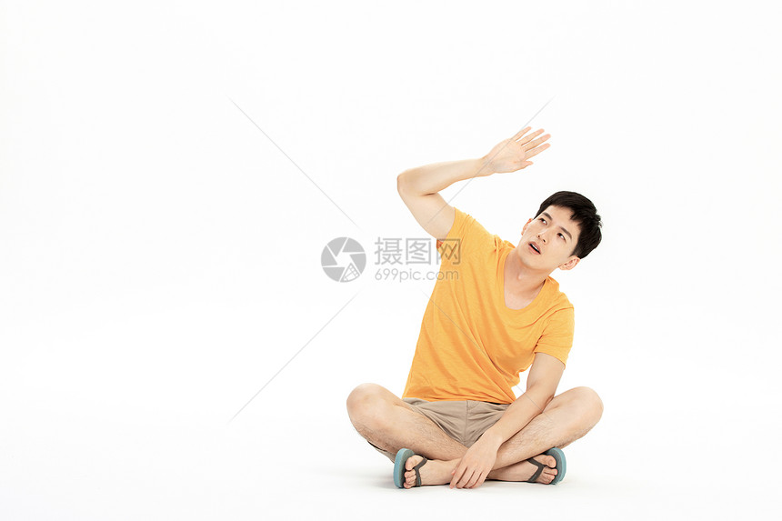 男性夏天炎热不舒服图片