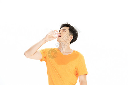 人饮水黄色短袖男性喝水降温背景