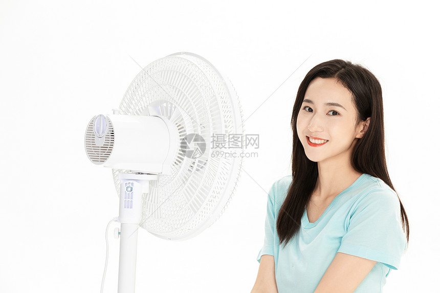 夏天清凉美女吹风扇图片