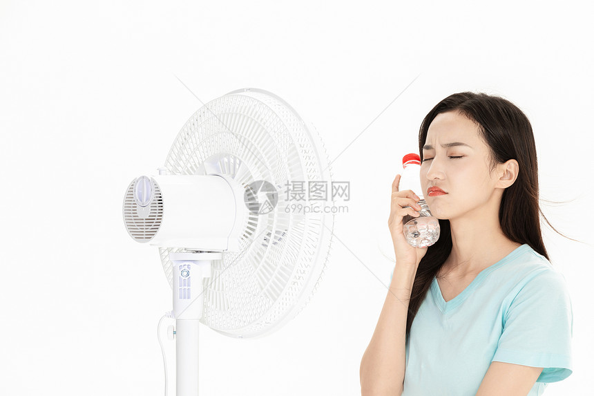 炎热夏日女性吹风扇图片