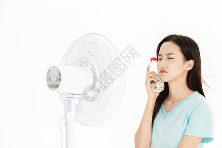 炎热夏日女性吹风扇图片