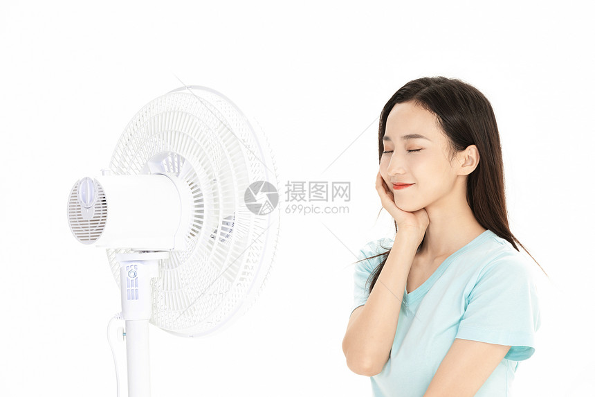 夏季清爽美女吹风扇图片