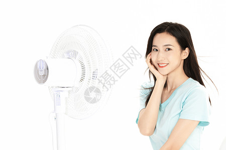 夏季清爽美女吹风扇高清图片