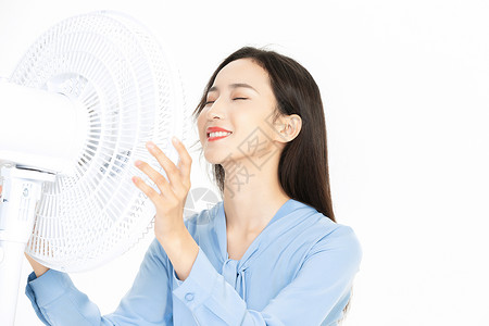 美女夏日吹风扇图片