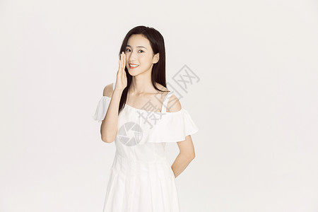 夏日女性穿着白色连衣裙背景图片