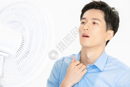 男性吹风扇避暑图片