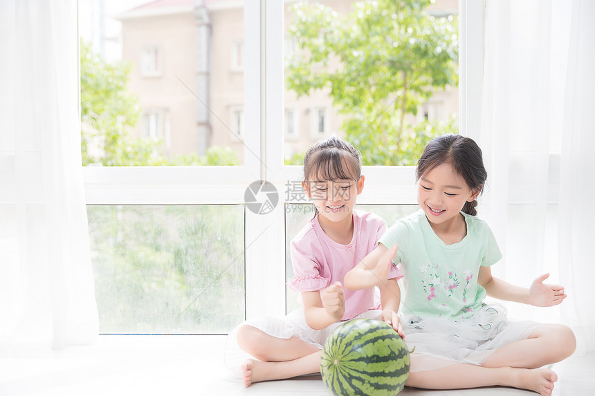 夏日小闺蜜玩西瓜图片