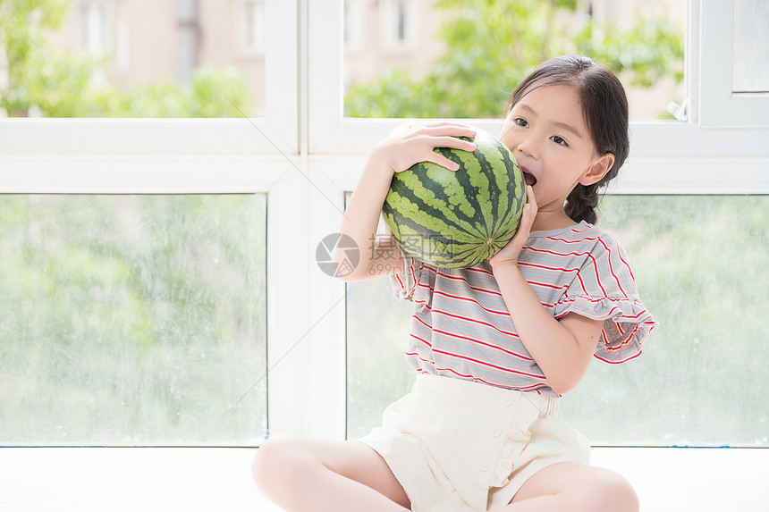 可爱小女孩和西瓜图片