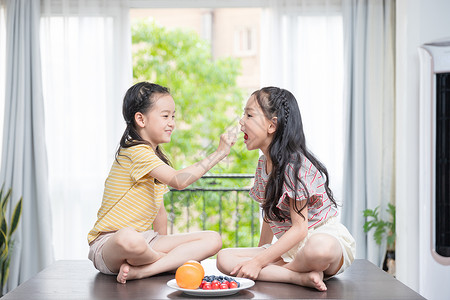 喂食小女孩小闺蜜吃水果背景