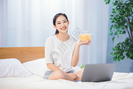 女性卧室吃爆米花背景图片