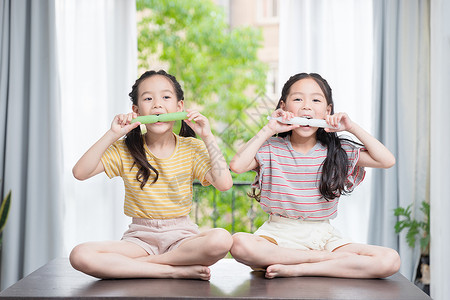 吃冰棒女孩小闺蜜吃冰棒背景