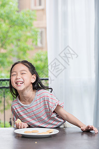 小女孩开心吃饼干图片