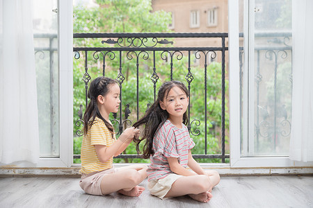 小闺蜜扎头发背景图片