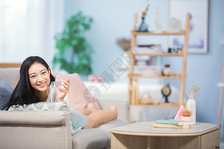 人躺沙发女性躺在沙发上背景