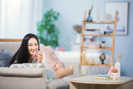 女性躺在沙发上图片