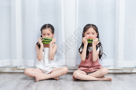 小闺蜜吃西瓜背景图片