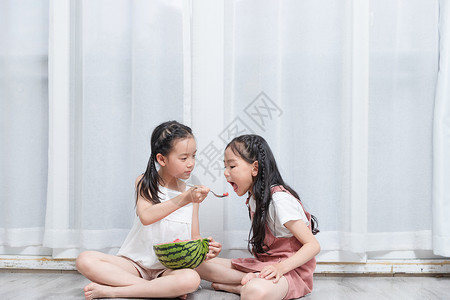 喂食小女孩小闺蜜吃西瓜分享背景