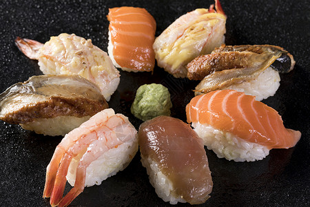 碳烤鳗鱼新鲜的寿司拼盘背景