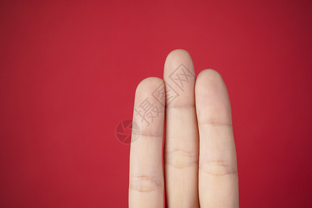 手指姿势中指纹身素材高清图片