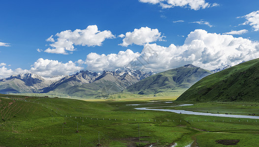 春天山坡高山草原蓝天白云背景