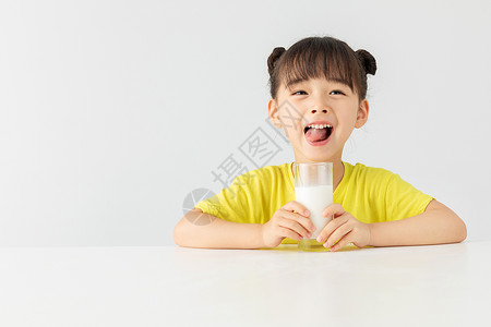 吐舌头的女孩小女孩喝牛奶背景