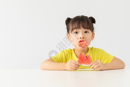 夏日吃西瓜人物可爱小女孩吃西瓜背景