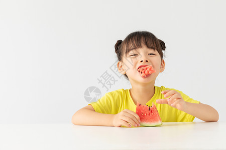 吃西瓜人物可爱小女孩吃西瓜背景