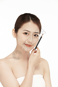 女性使用眉笔画眉背景图片