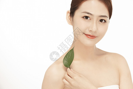 遮眼面容中国人女性拿着一片绿叶背景