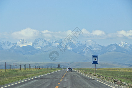 限速行驶标志新疆独库公路背景