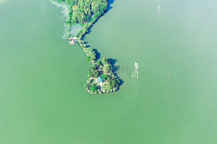 航拍东湖湖心岛和游船图片