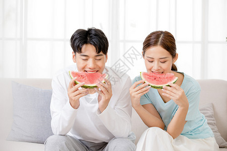 情侣在家一起吃西瓜背景图片