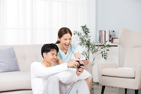 开心家里情侣在家里客厅一起打游戏背景