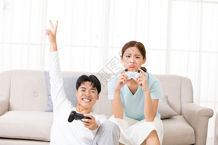 情侣在家里客厅一起打游戏图片