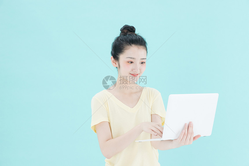 可爱女孩电脑学习图片