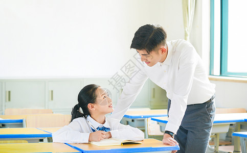 课后补课老师辅导学生学习背景