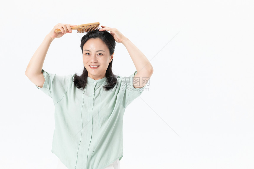 中年女性梳头图片