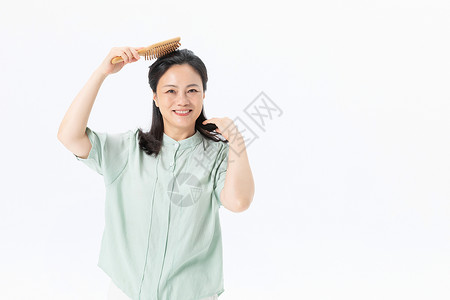 中年女性梳头背景图片