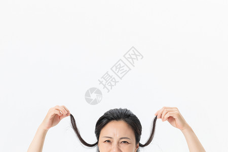 中年女性拿起辫子背景图片