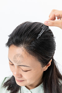 中年女性头皮护理高清图片