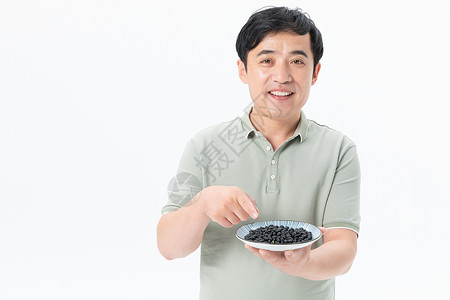 中年男性吃黑豆高清图片