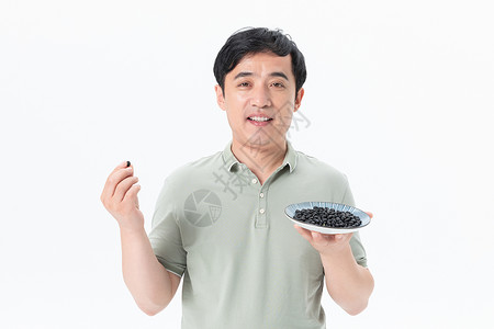 一盘黑豆中年男性吃黑豆背景
