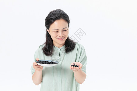 中年女性吃黑豆高清图片