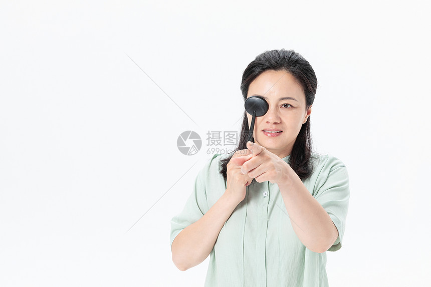 中年女性检查视力图片