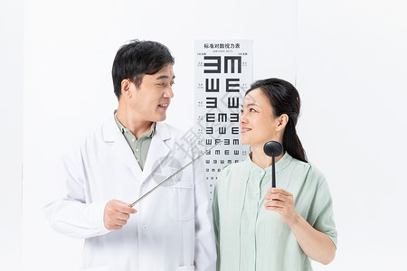 眼科医生给病人检查视力图片