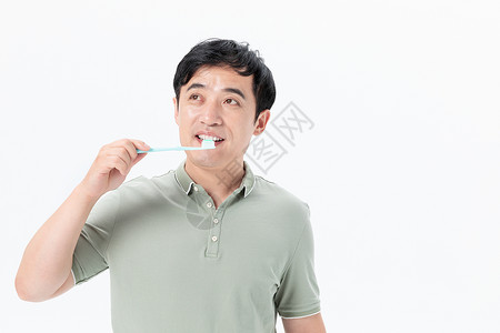 中年男性刷牙图片