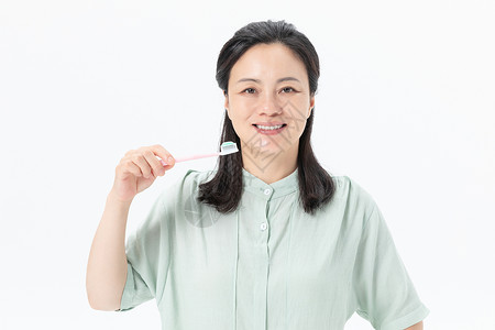 中年女性刷牙 背景图片